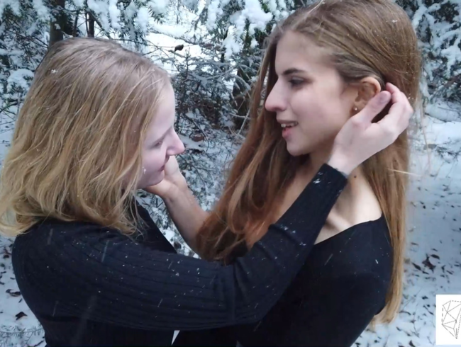 EmelieCrystal Porno Video: Herrlicher LESBEN Spaß im Wald